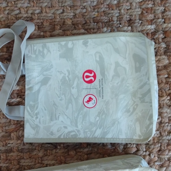 Two Lululemon reusable bags - Picture 3 of 3
